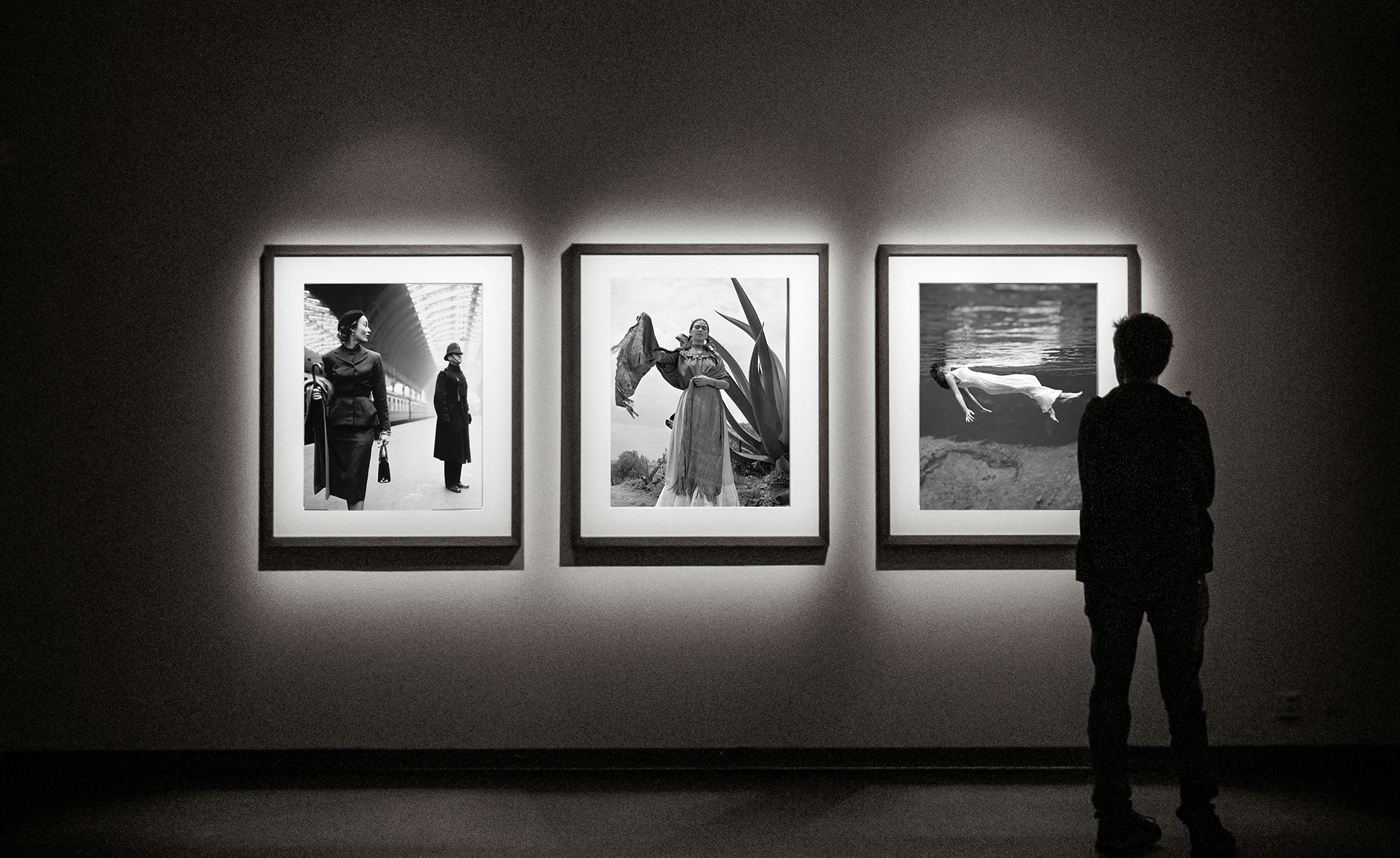 Drei Fotografien von Toni Frissell in einer Ausstellung
